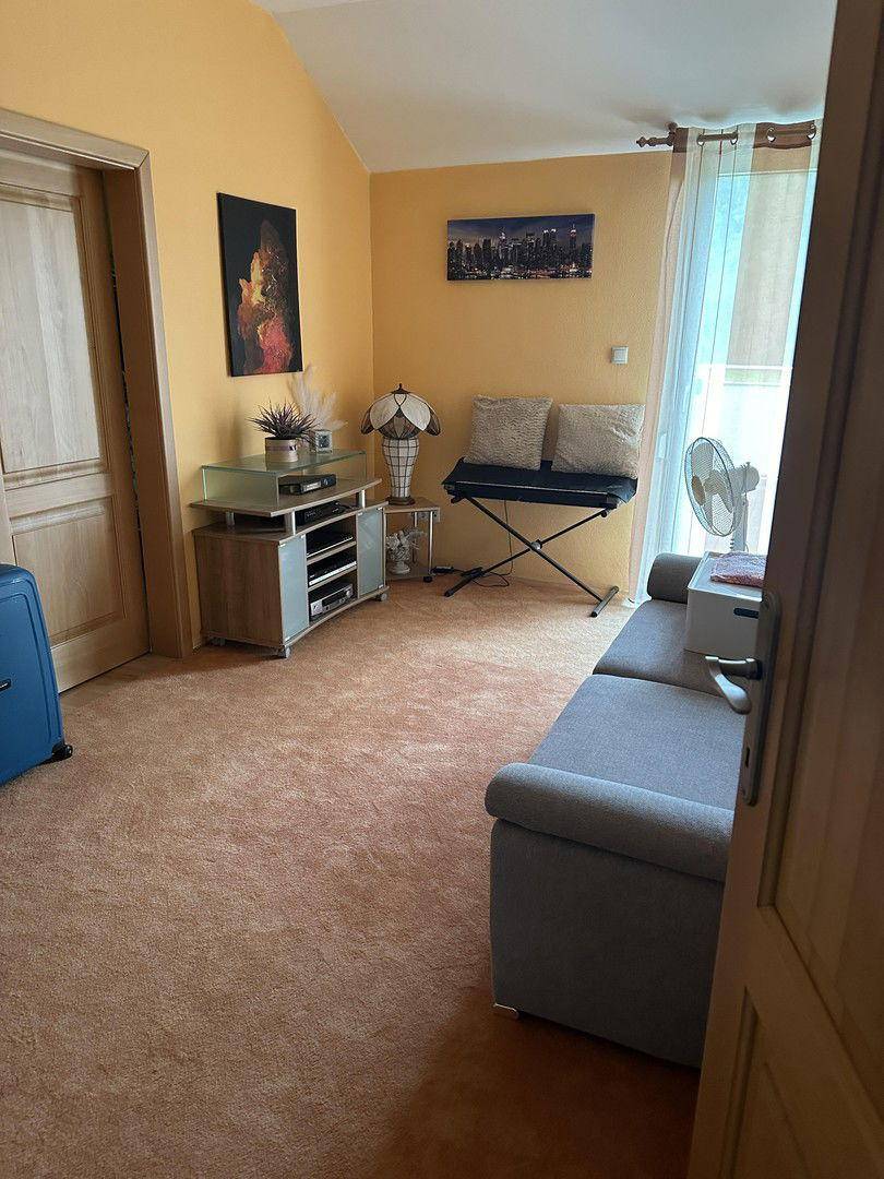 Zimmer mit begehbaren Schrank
