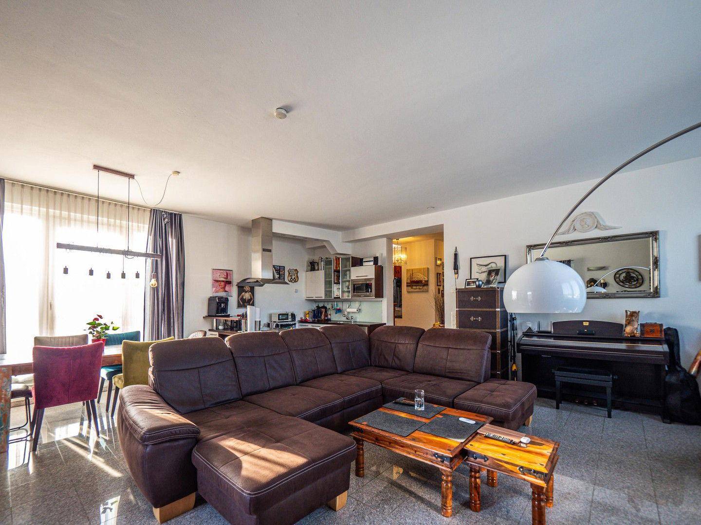 Wohnzimmer mit Einbauküche