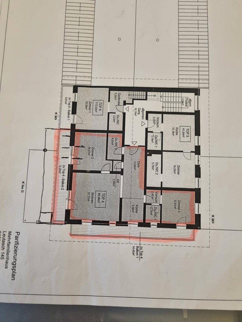 Grundrissplan eines Mehrfamilienhauses mit mehreren Wohneinheiten und Balkonen.