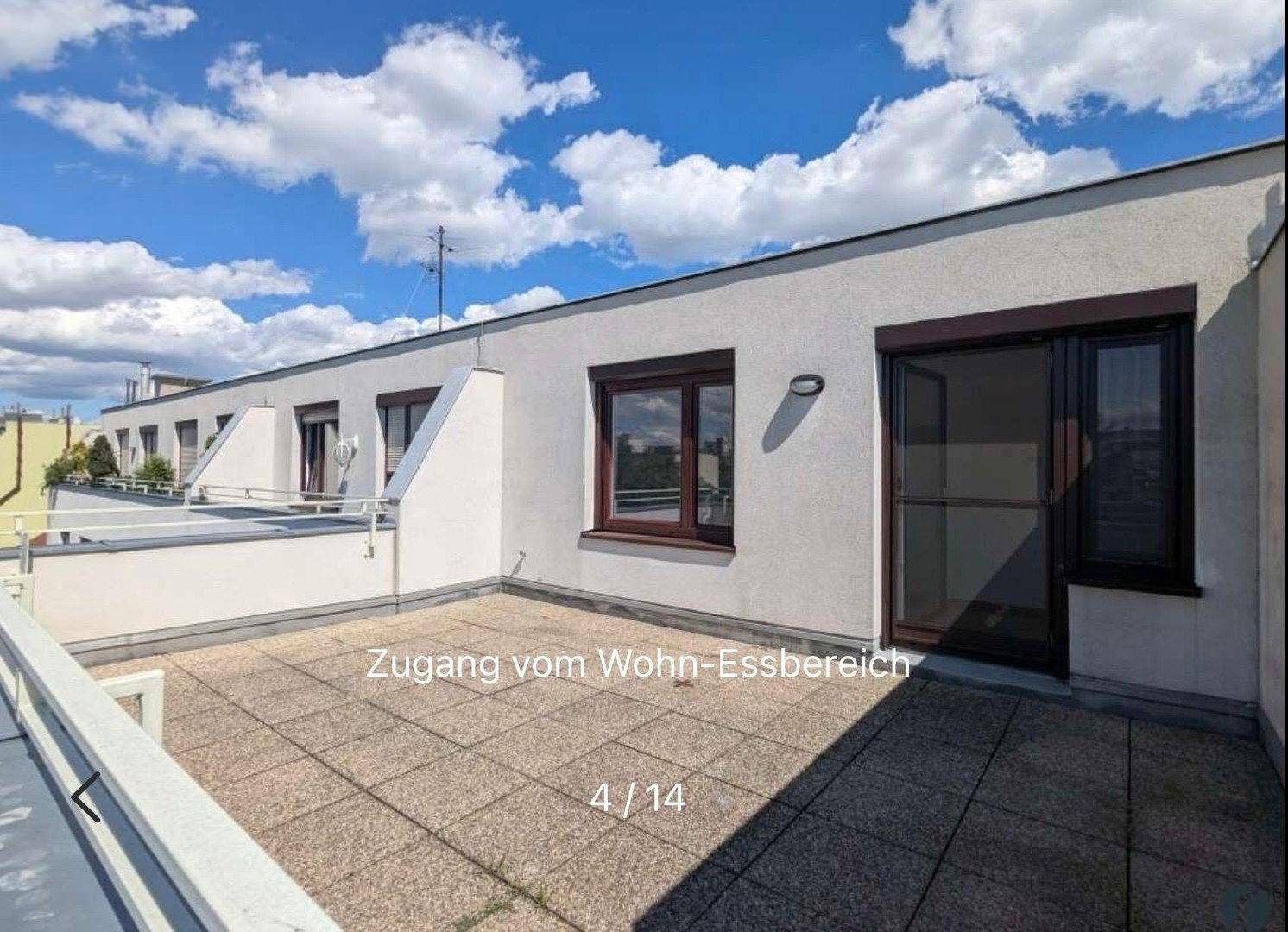Große Dachterrasse mit Fliesenboden und direktem Zugang vom Wohn-Essbereich.