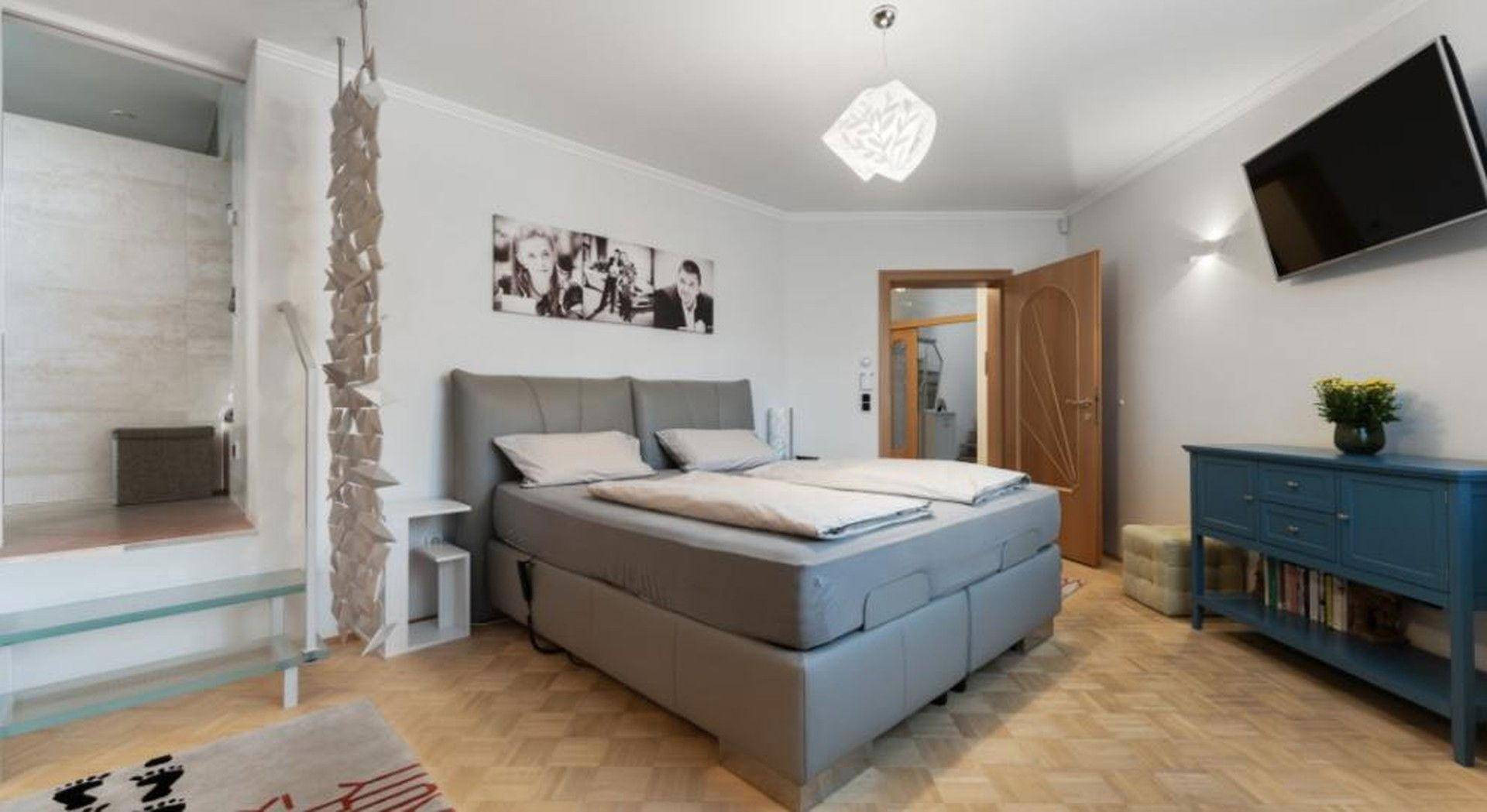 Schlaffzimmer mit Badezimmer