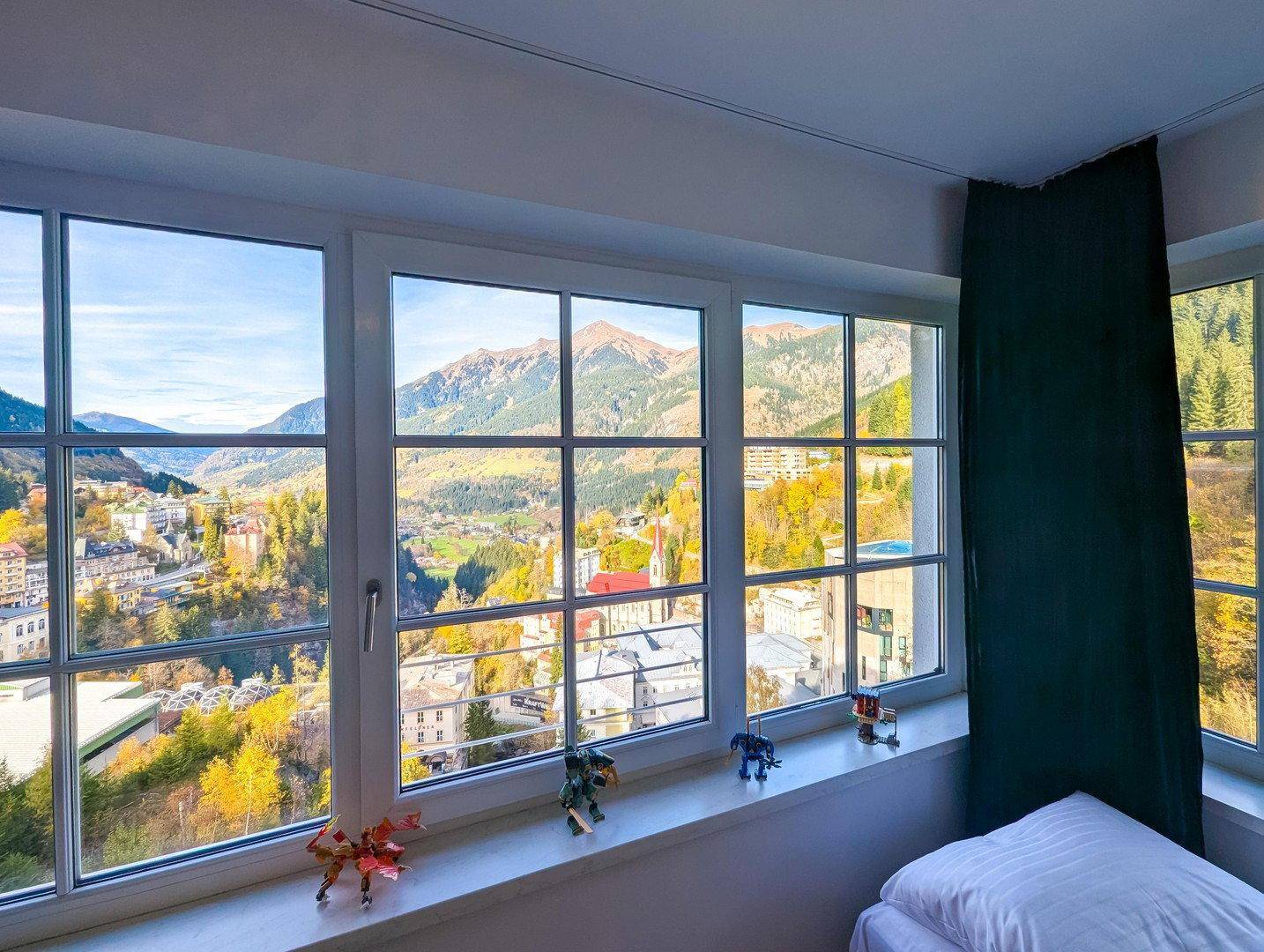 Fenster im Schlafzimmer bietet einen atemberaubenden Panoramablick auf die Berge und das Tal.