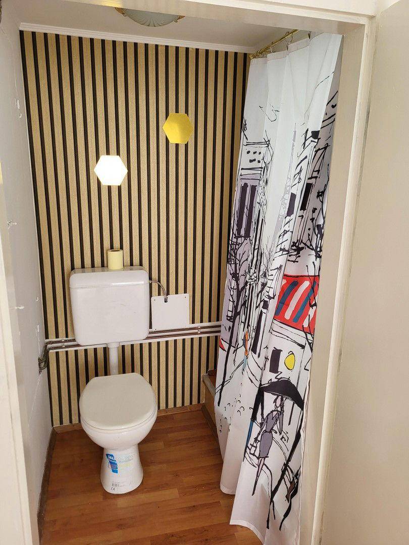 WC, neue Tapete