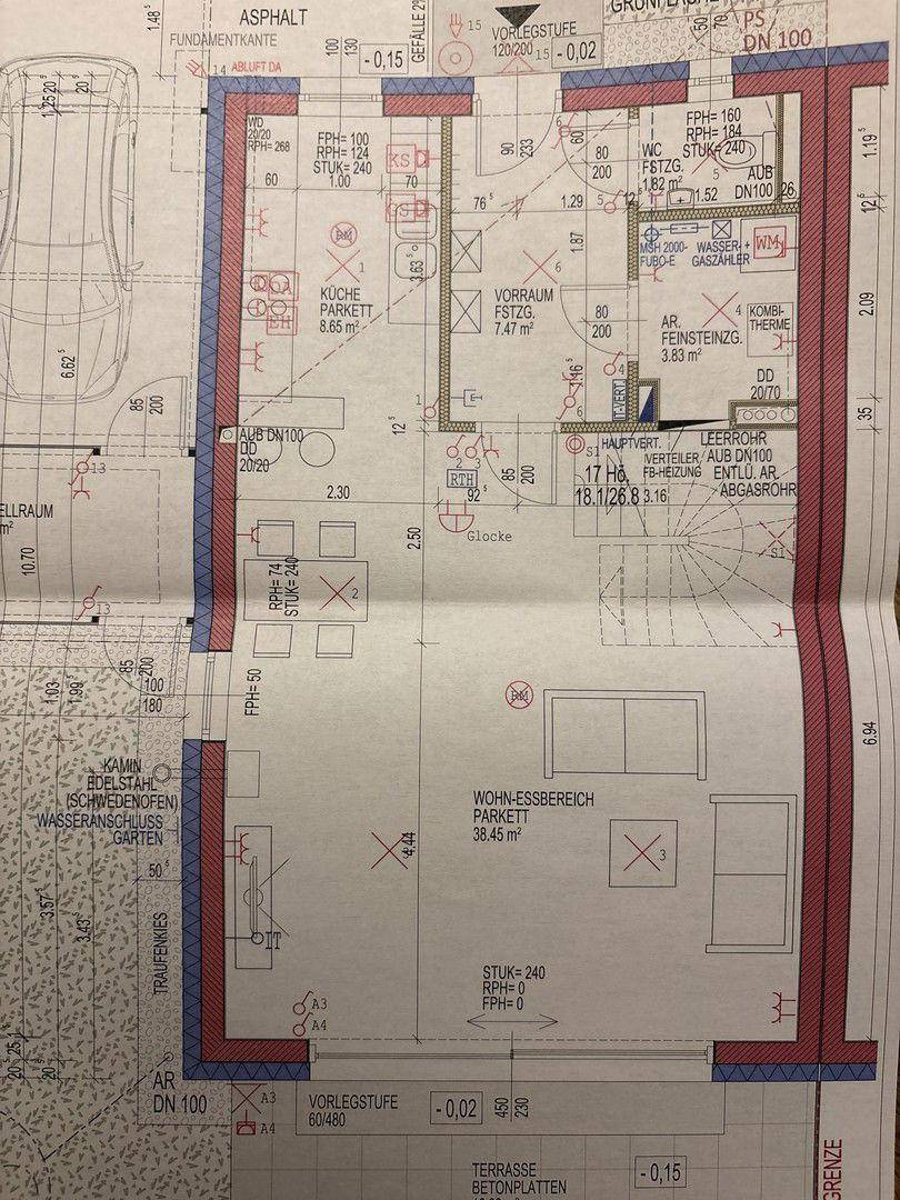 Grundriss des Erdgeschosses mit Wohn-Essbereich, Küche und Carport.