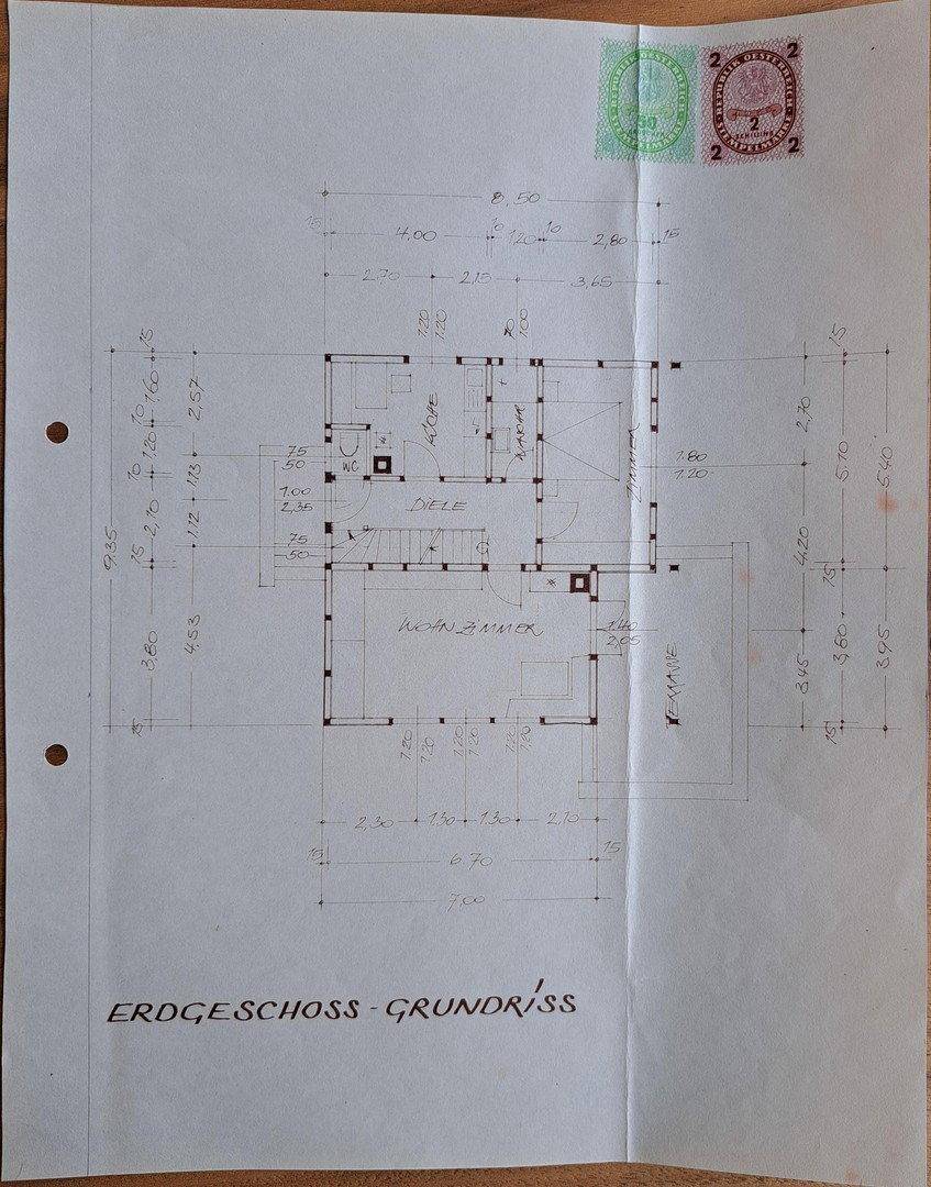 Grundriss des Erdgeschosses mit Wohnzimmer, Diele und Zugang zum Garten.