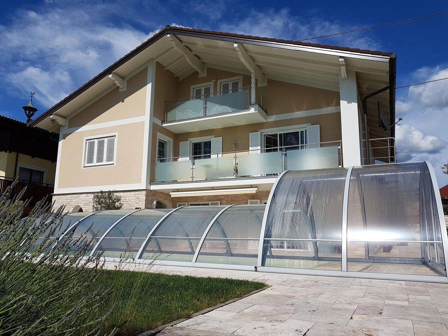 Hausansicht mit Pool