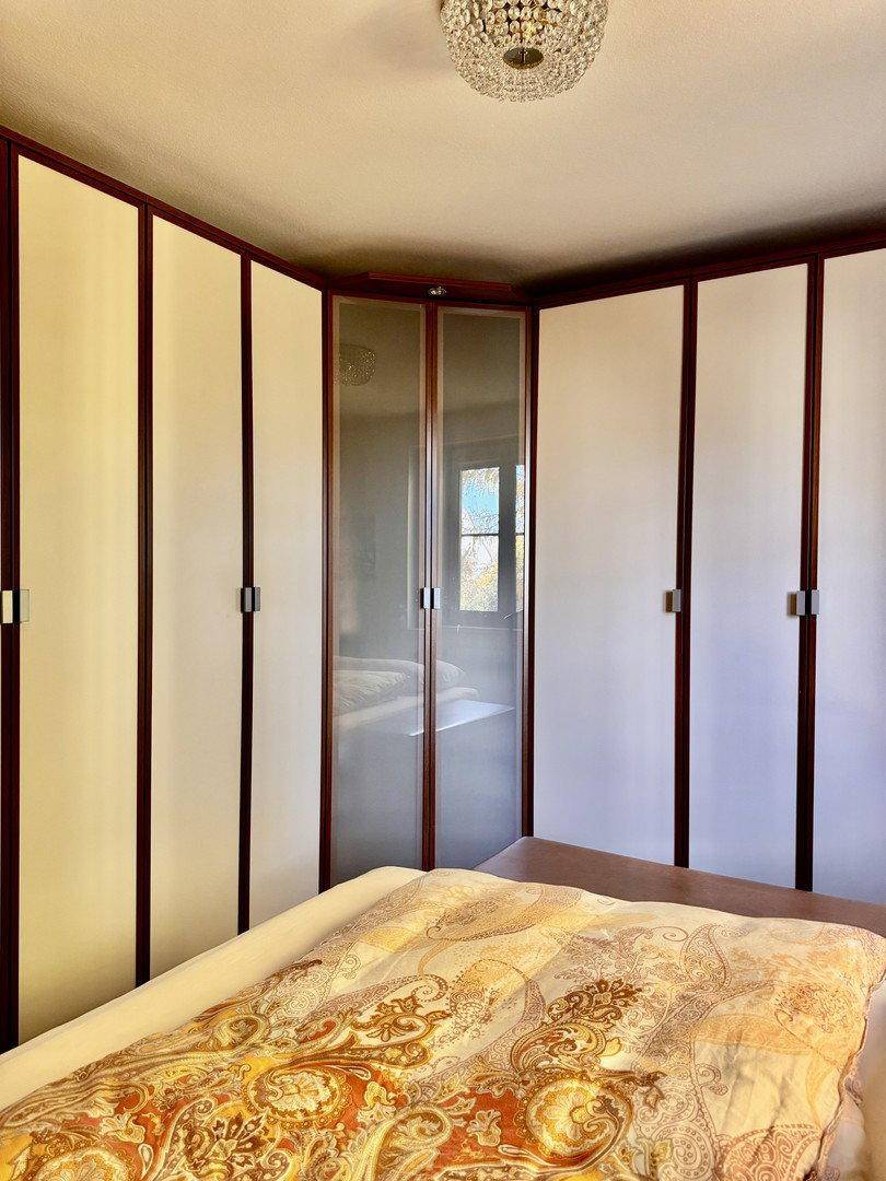 Schlafzimmer mit Stauraum