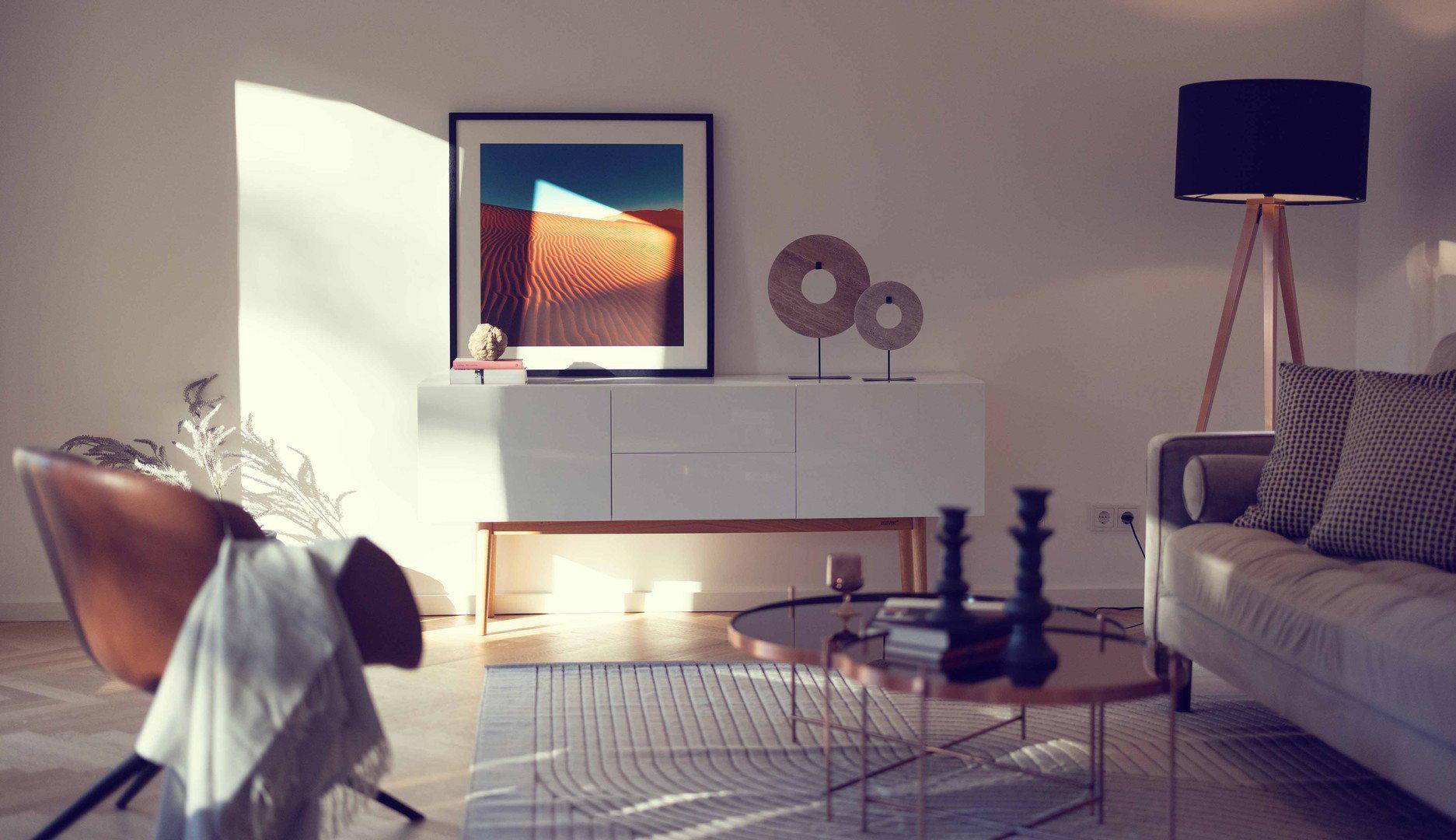 Detailaufnahme des Wohnbereichs mit stilvoller Dekoration, Couch und Beistelltischen im Sonnenlicht.