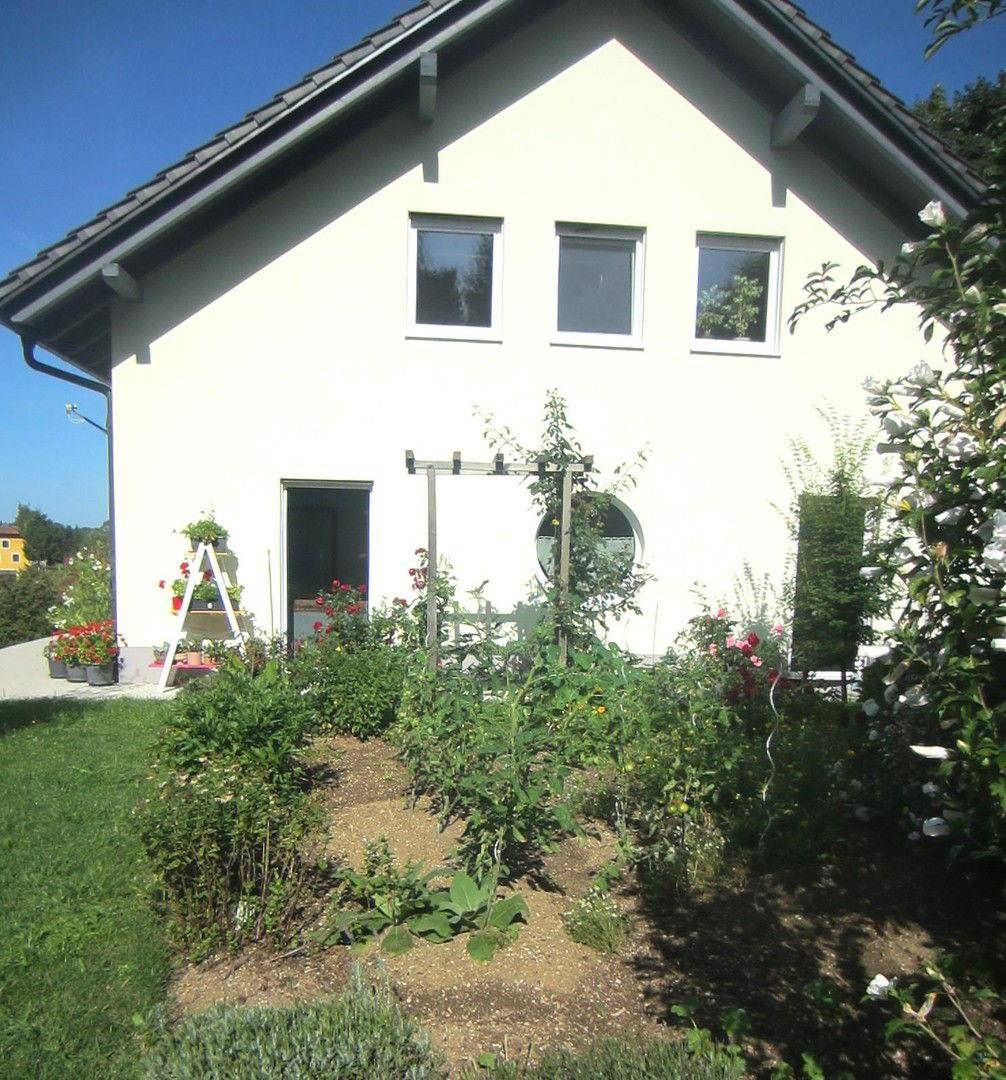 Ostansicht mit Gemüsegarten