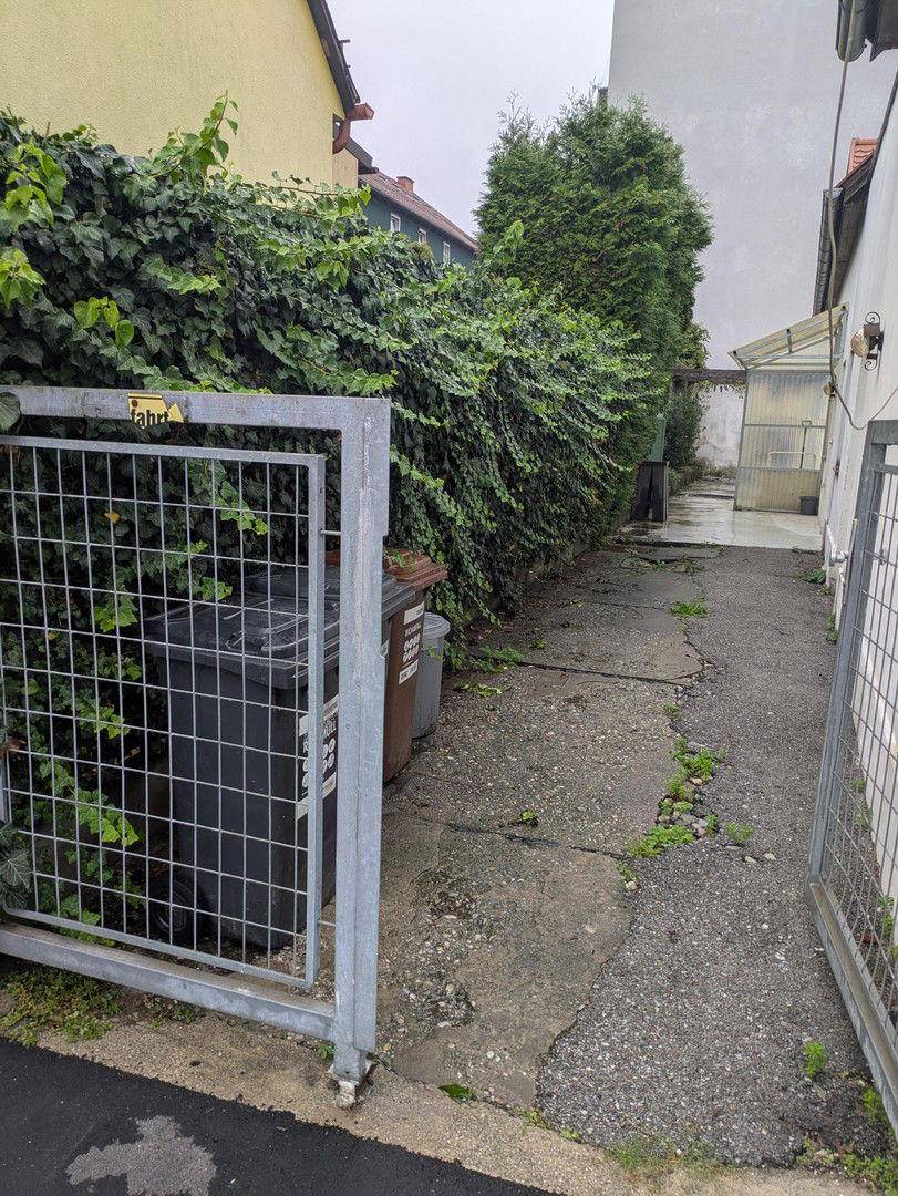 Garten mit Zufahrt für Auto