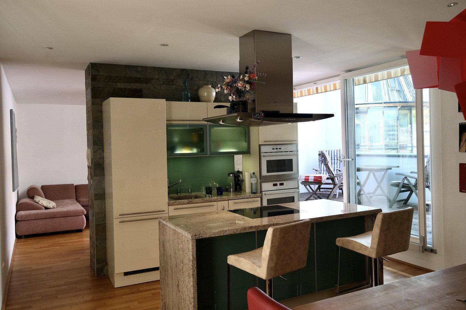 Moderne Einbauküche mit Kochinsel, Granitarbeitsplatte und hochwertigen Geräten.
