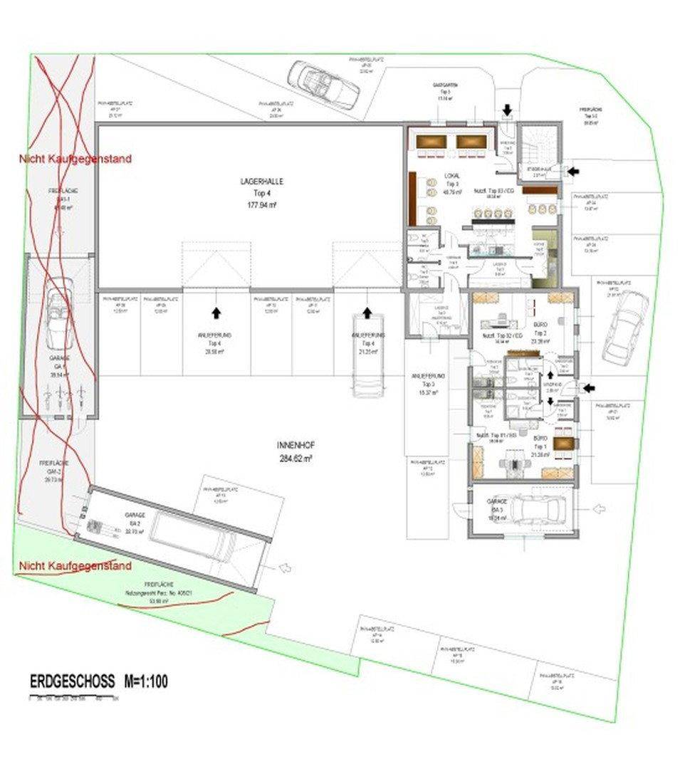 Grundriss des Erdgeschosses mit Lagerhalle, Büros und mehreren Stellplätzen im Innenhof.