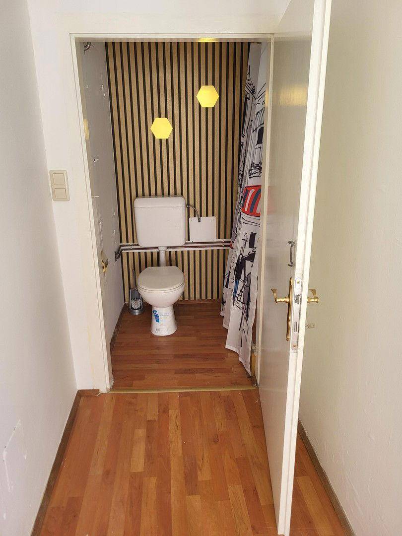 WC, neue Tapete