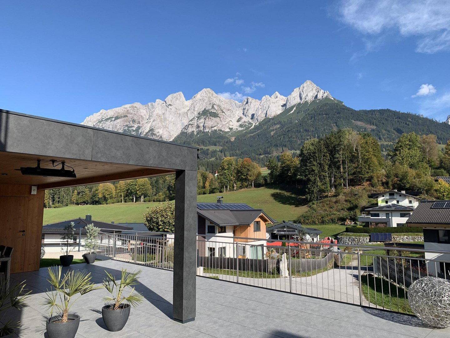Große Terrasse mit Panoramablick auf die Berge und die umliegende Landschaft.