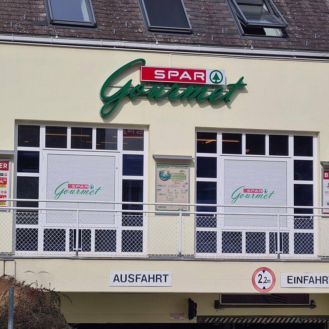 Nahversorger neben Wohnhaus