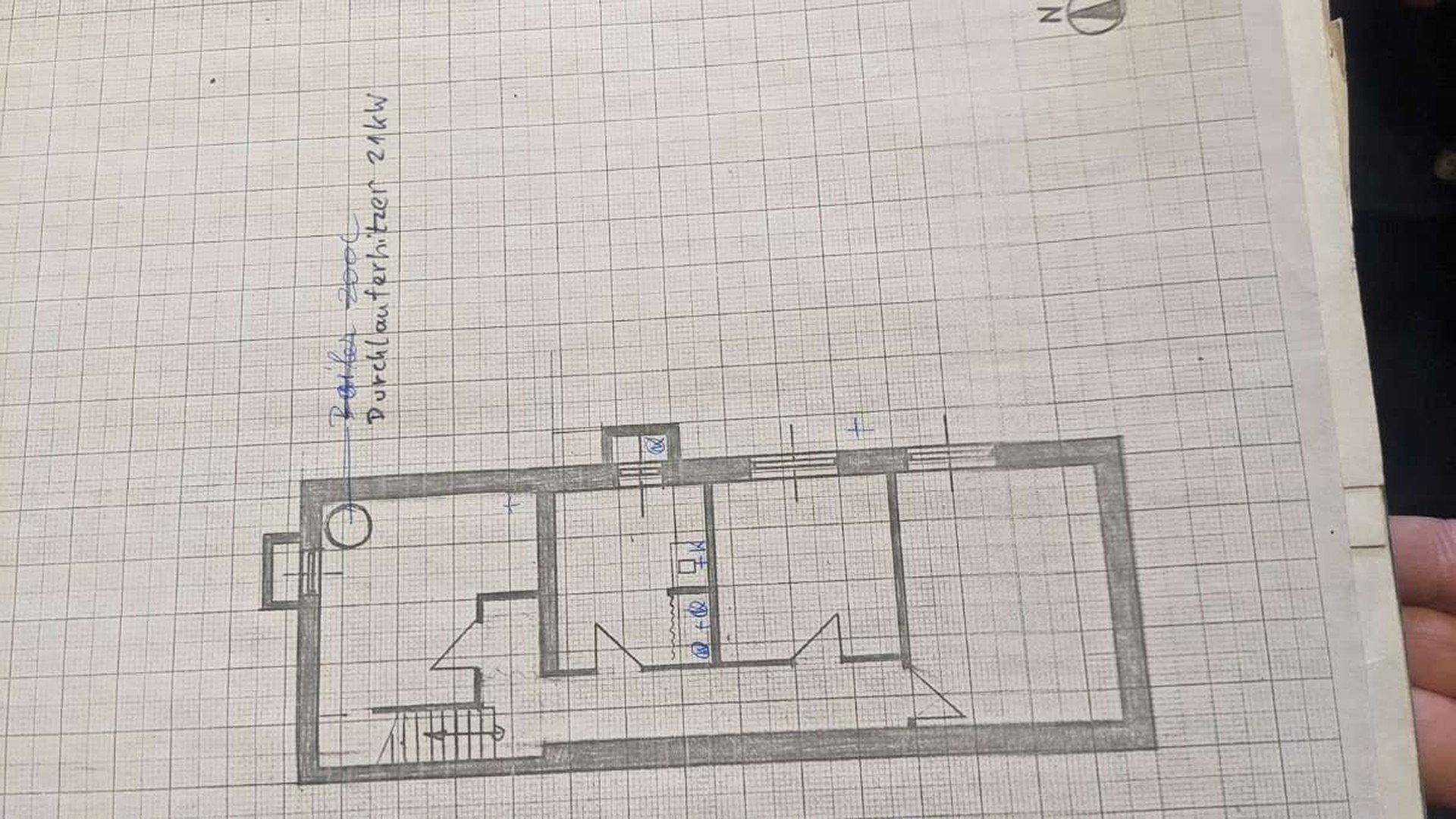 Handgezeichneter Grundriss eines Kellergeschosses mit Treppe und mehreren Räumen.