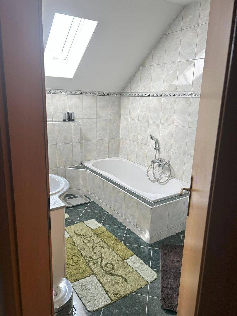 Badezimmer mit Dusche u. Wanne