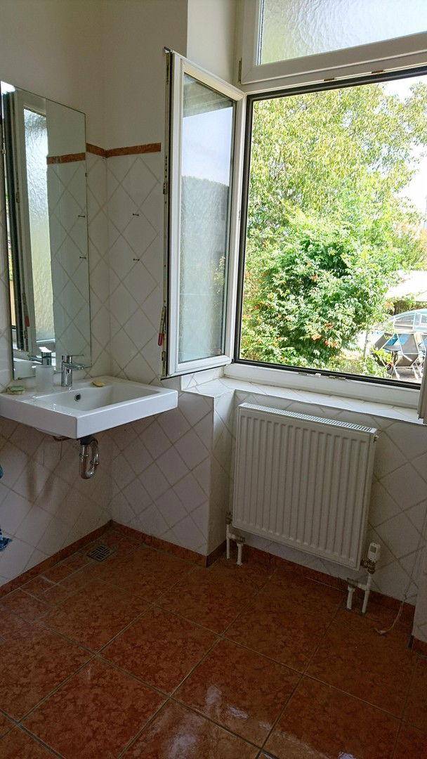 Bad mit Fenster ins Grüne