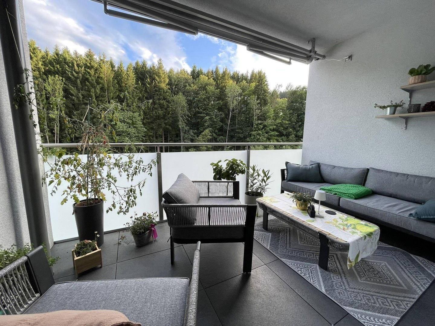 Balkon mit elektr. Markise