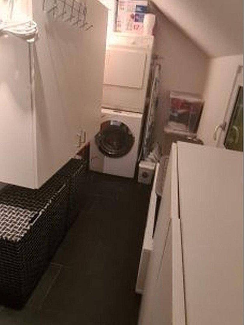 Funktionaler Hauswirtschaftsraum mit Waschmaschine und Trockner im Dachgeschoss.