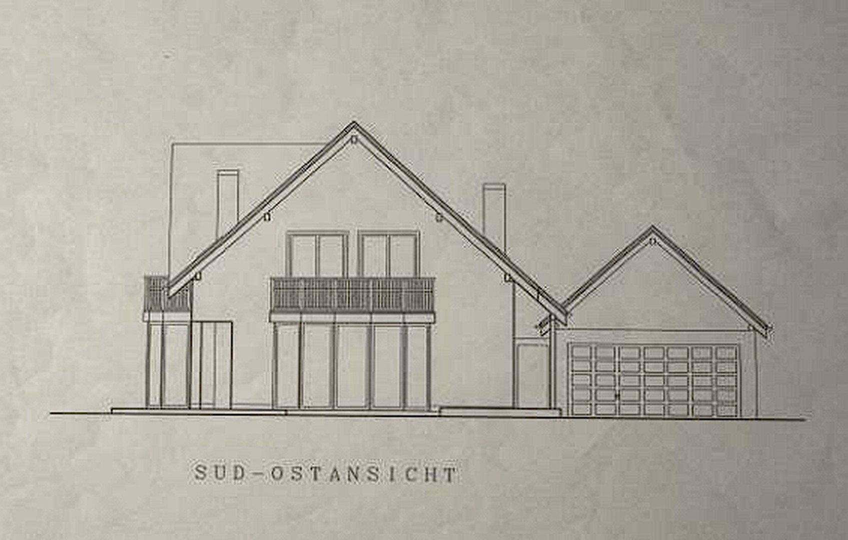 Süd-Ost-Ansicht des Gebäudes mit Balkonen und großen Fensterfronten.