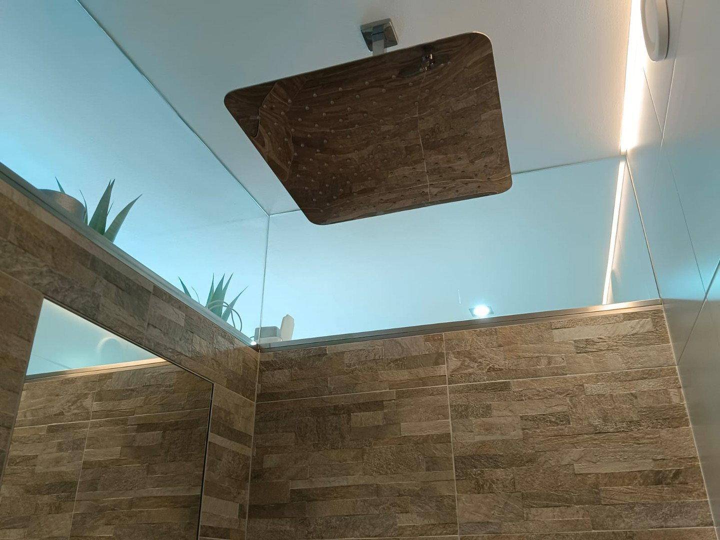 Moderne Regendusche mit Deckenbrause und stilvollen Fliesen in einem Badezimmer.