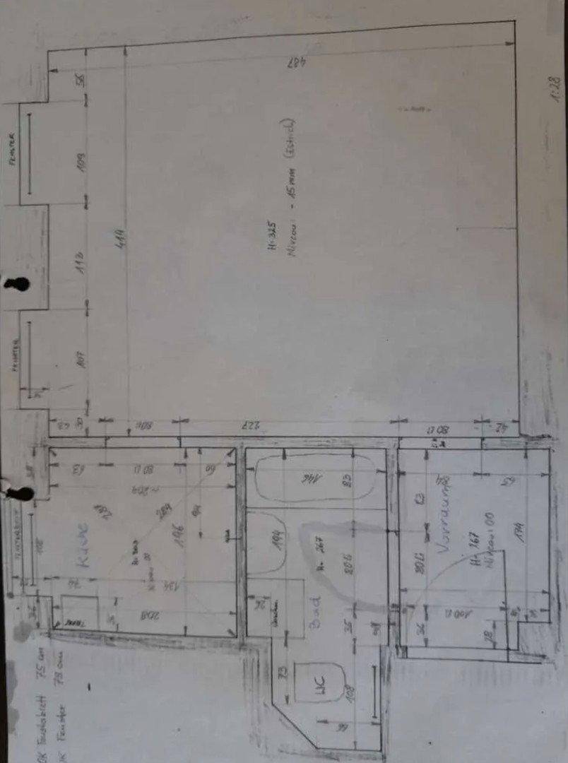 Handgezeichneter Grundriss mit Raumaufteilung und Bemaßungen für verschiedene Bereiche.