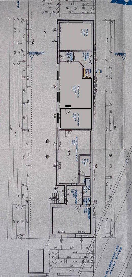 Detaillierter Grundriss einer Wohnung mit offener Wohnküche, Schlafzimmer, Bad und separatem WC.