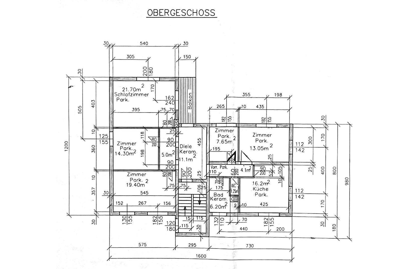 Grundriss des Obergeschosses mit mehreren Schlafzimmern, Bad und Balkon.