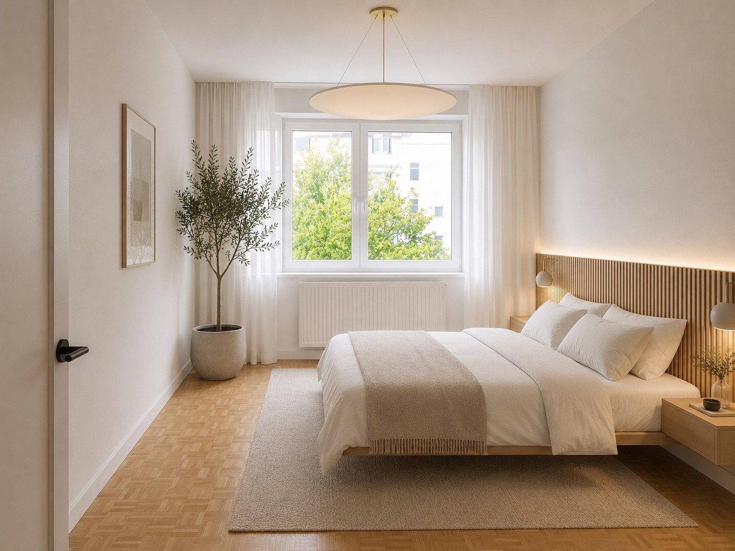 Gemütliches Schlafzimmer mit modernem Bett, Holzkopfteil und großem Fenster mit Blick ins Grüne.