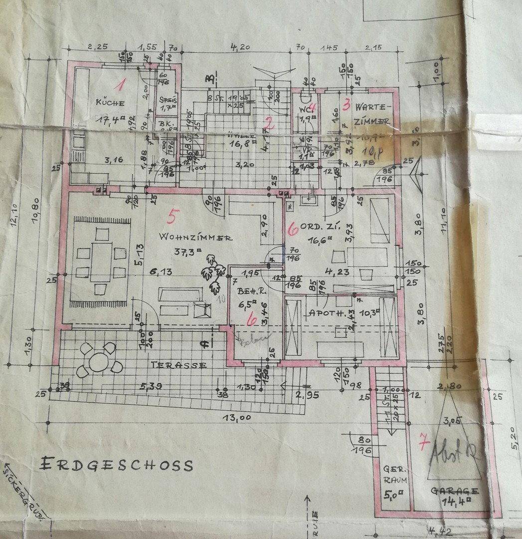 Grundriss des Erdgeschosses mit Wohnzimmer, Küche und Terrasse.