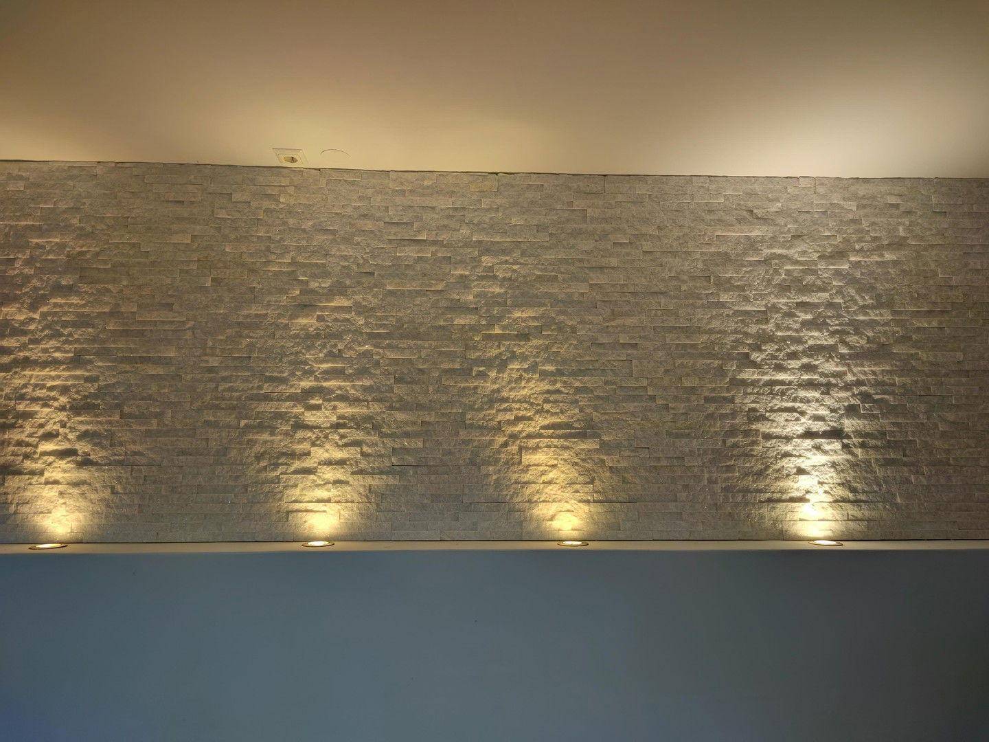 Wand in Steinoptik mit Spots