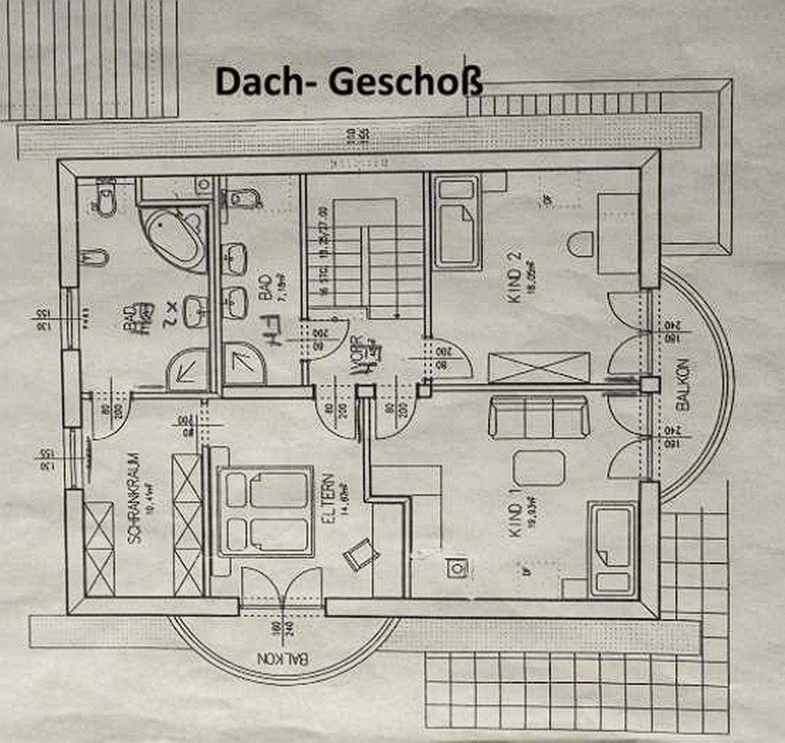 Grundriss des Dachgeschosses mit zwei Bädern, drei Schlafzimmern und Balkonen.
