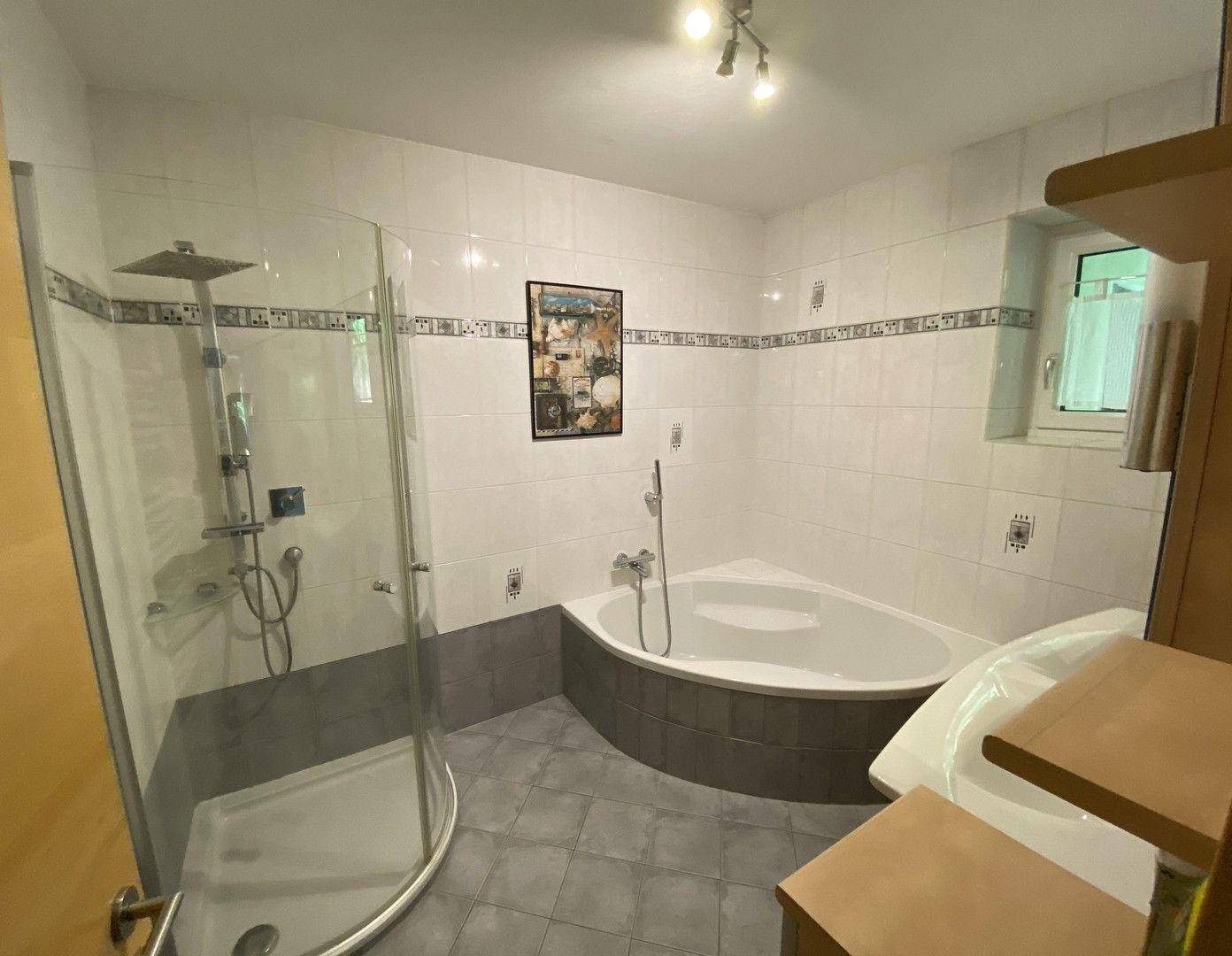 Bad OG mit Eckbadewanne