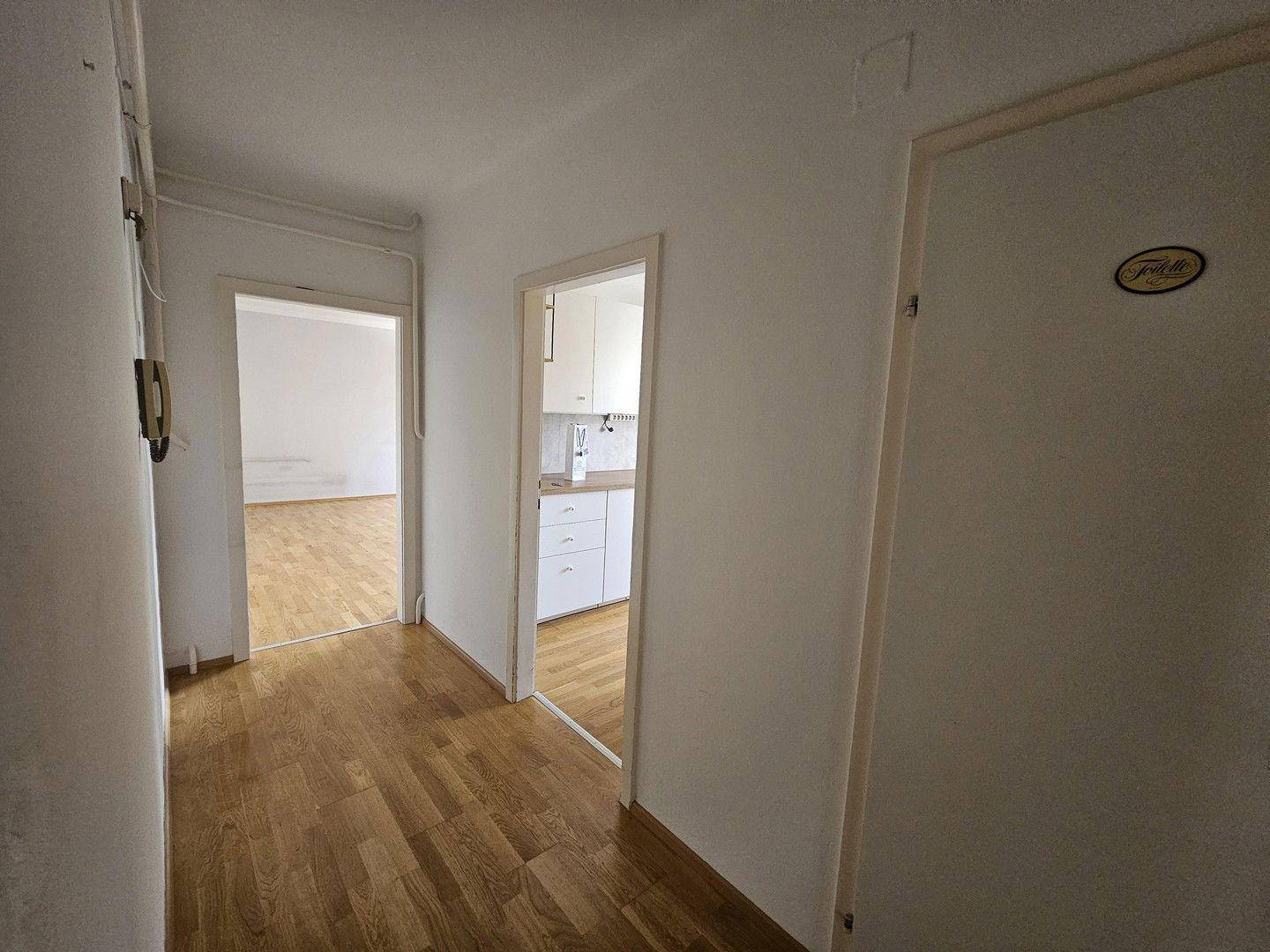 Flur (Richtung Wohnzimmer)