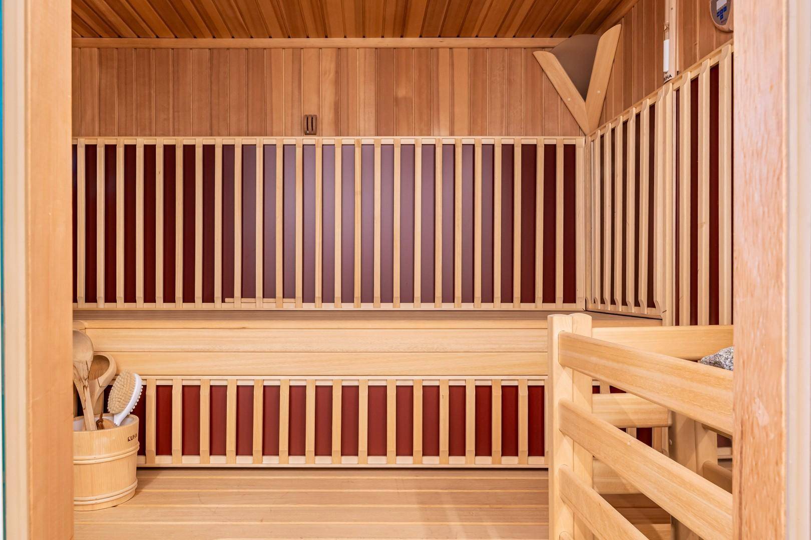 Moderne Infrarotsauna mit Holzausstattung und bequemen Sitzbänken für Entspannung.