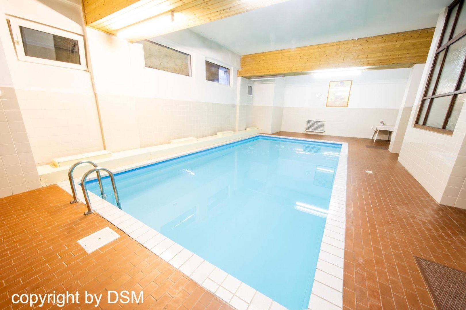 Schwimmbad im UG