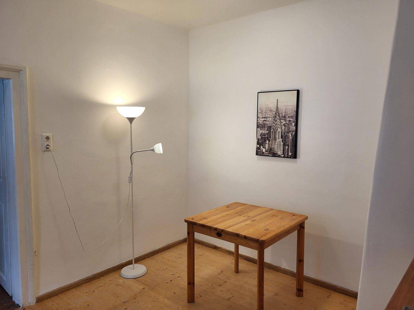 Küche mit Tisch + Lampe