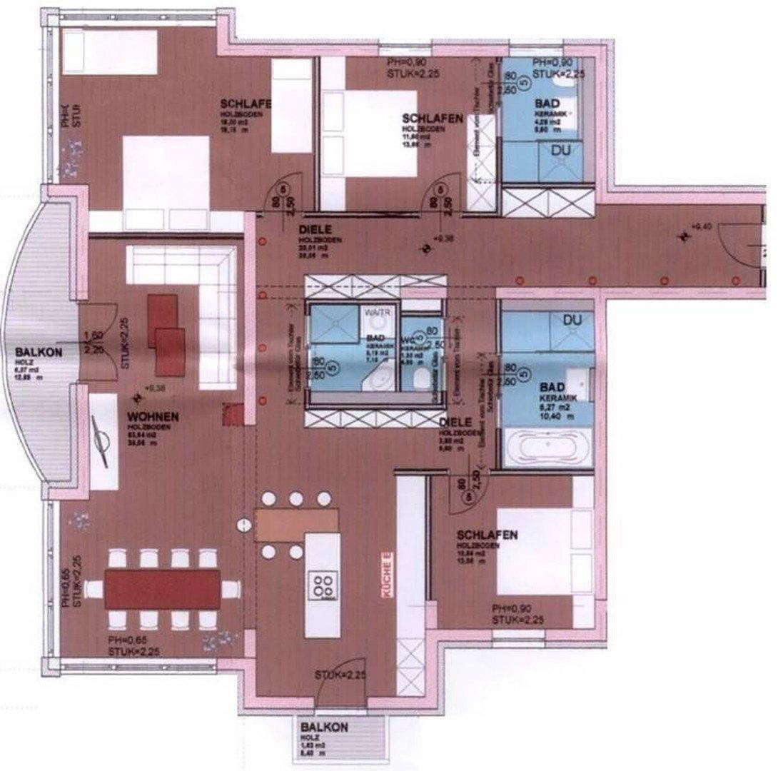 Grundriss einer Wohnung mit drei Schlafzimmern, zwei Bädern und einem offenen Wohnbereich mit Balkonzugang.