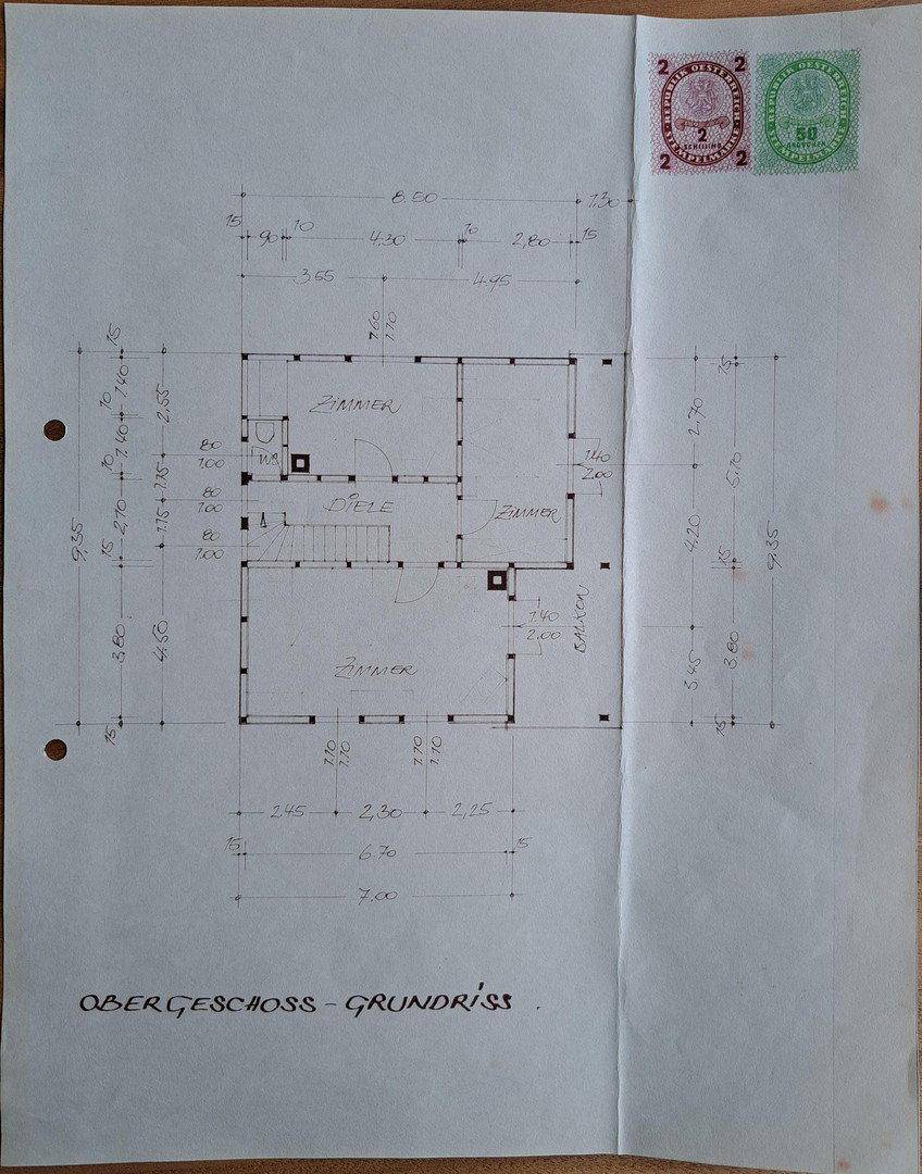 Grundriss des Obergeschosses mit Zimmern, Diele und Balkon.