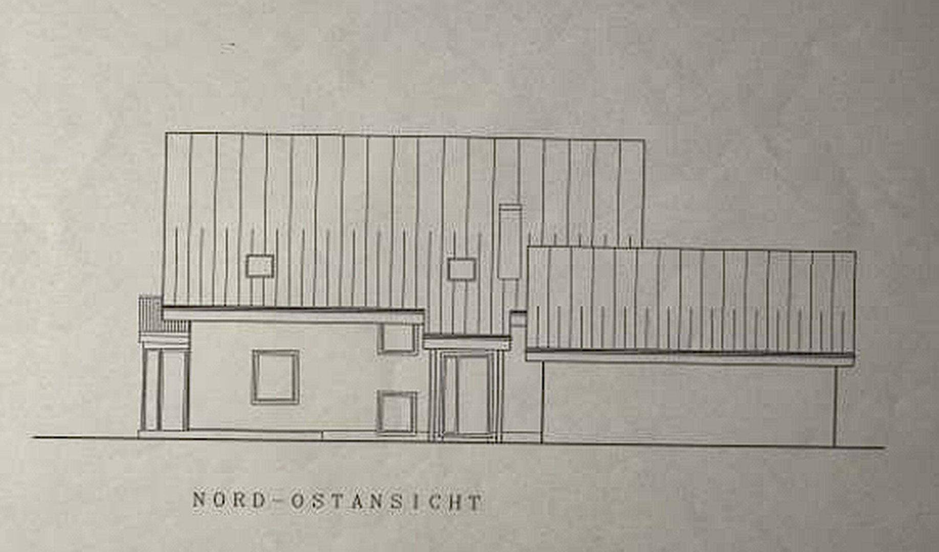 Nord-Ost-Ansicht des Gebäudes mit moderner Fassadengestaltung und Balkon.
