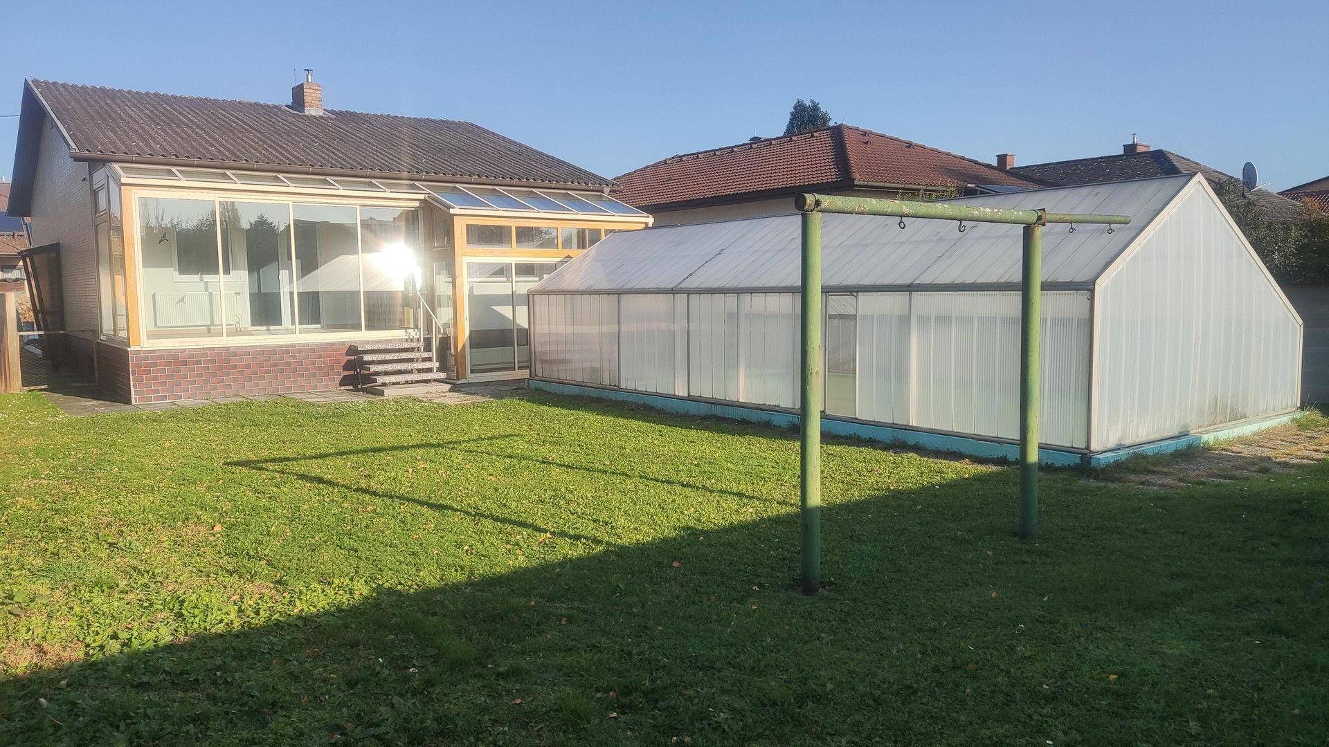Gartenansicht mit Poolhalle