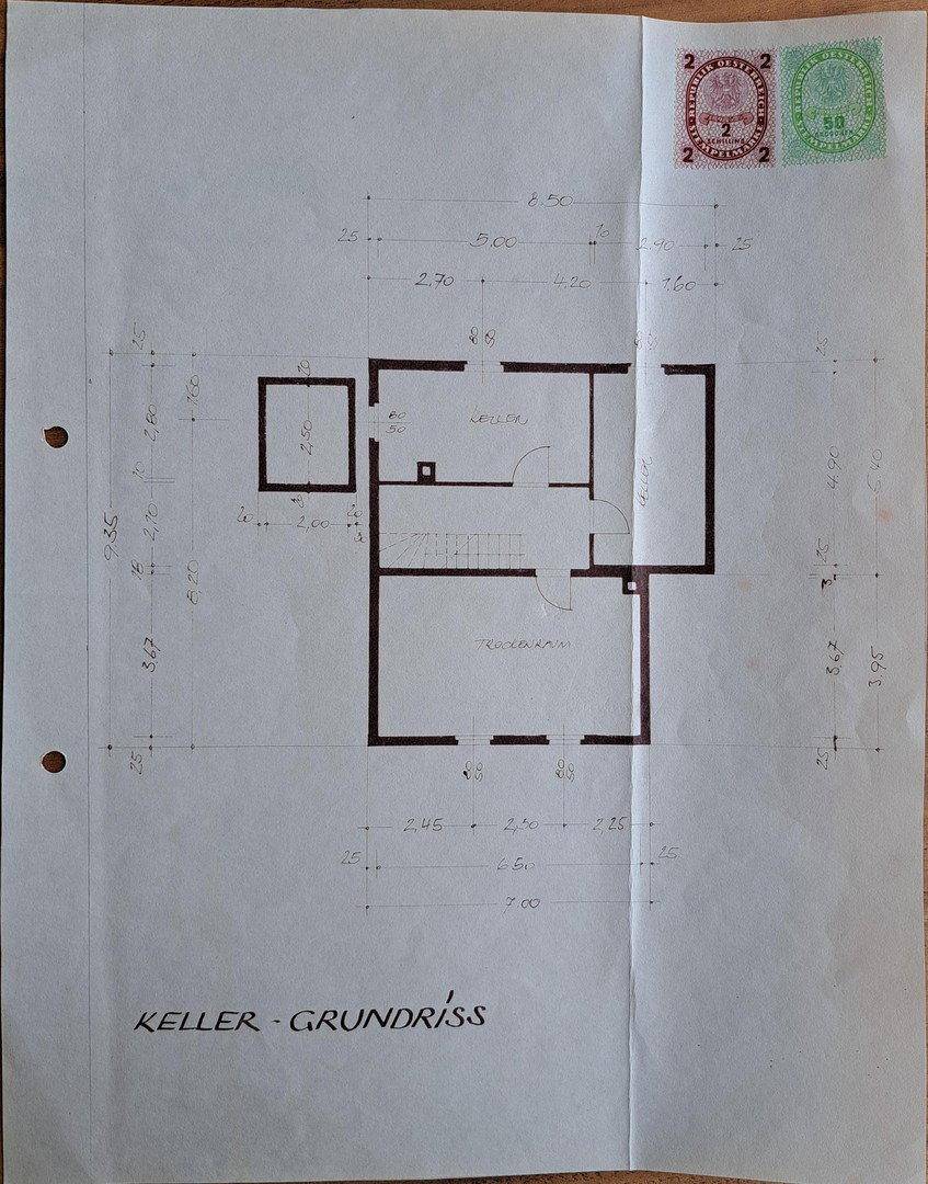 Grundriss des Kellergeschosses mit Lagerraum und Treppenaufgang.