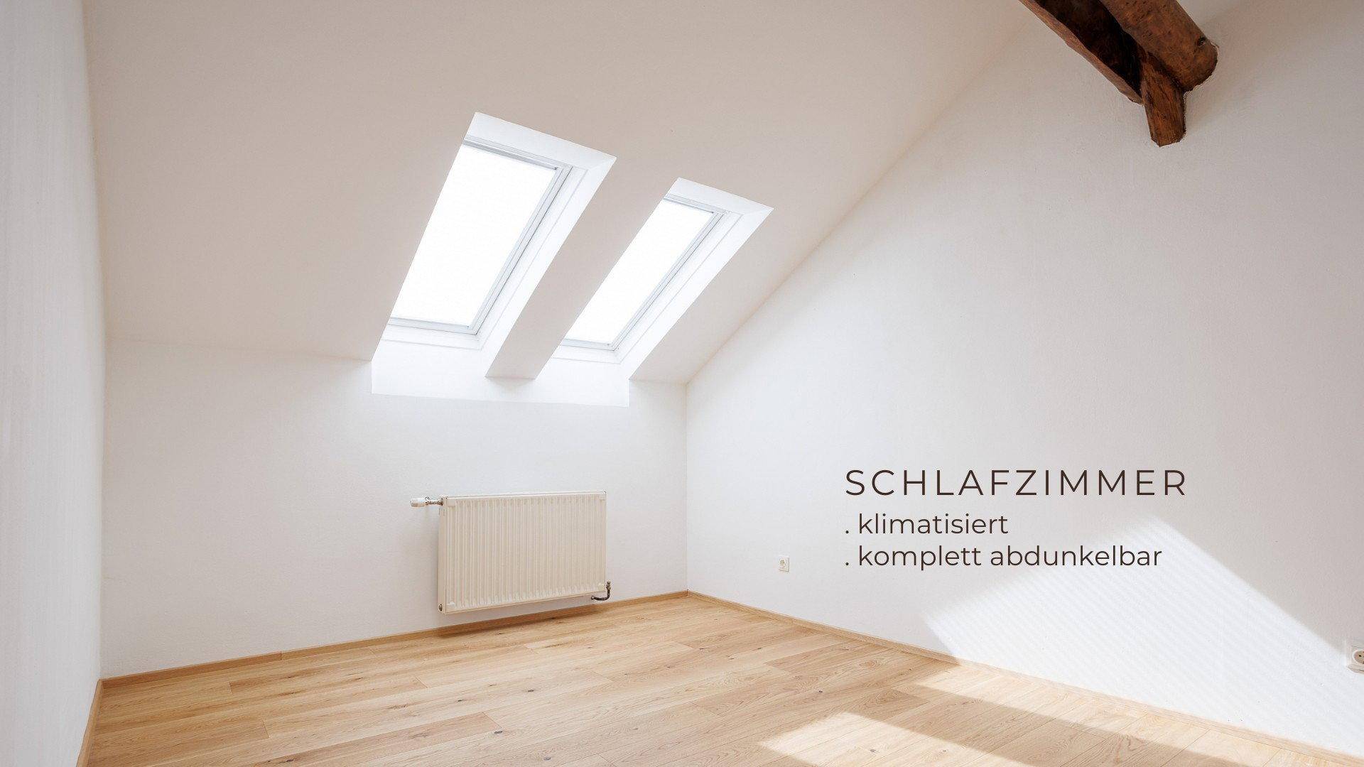 Helles Schlafzimmer mit Eichenparkett, Dachfenstern und der Möglichkeit zur vollständigen Verdunkelung.