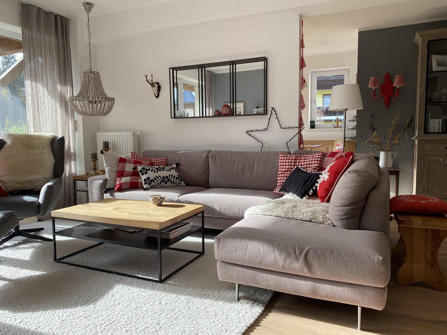 Geräumiges Wohnzimmer mit großem Ecksofa, Couchtisch und moderner Dekoration.