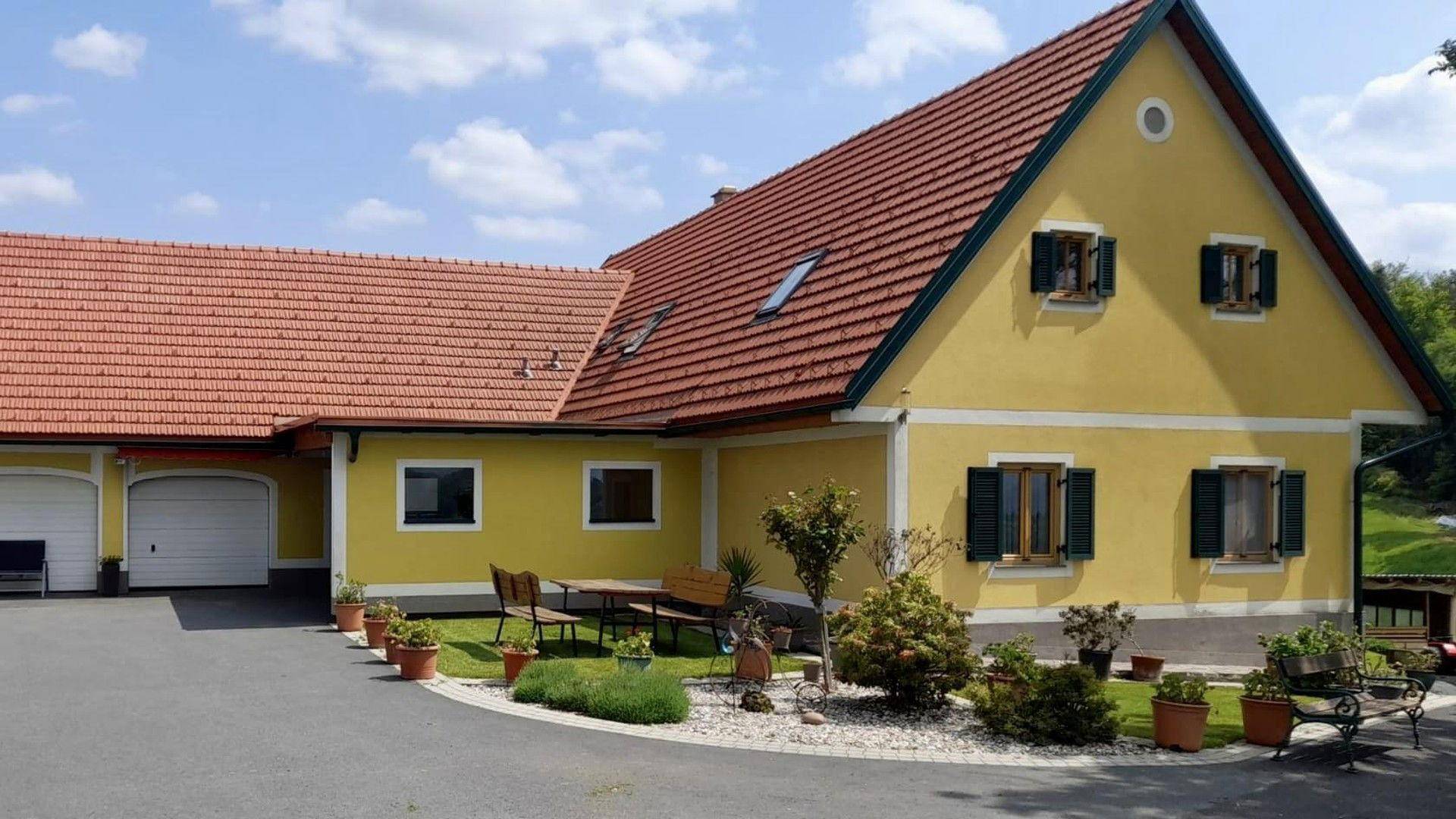 Hauptgebäude Strassenansicht