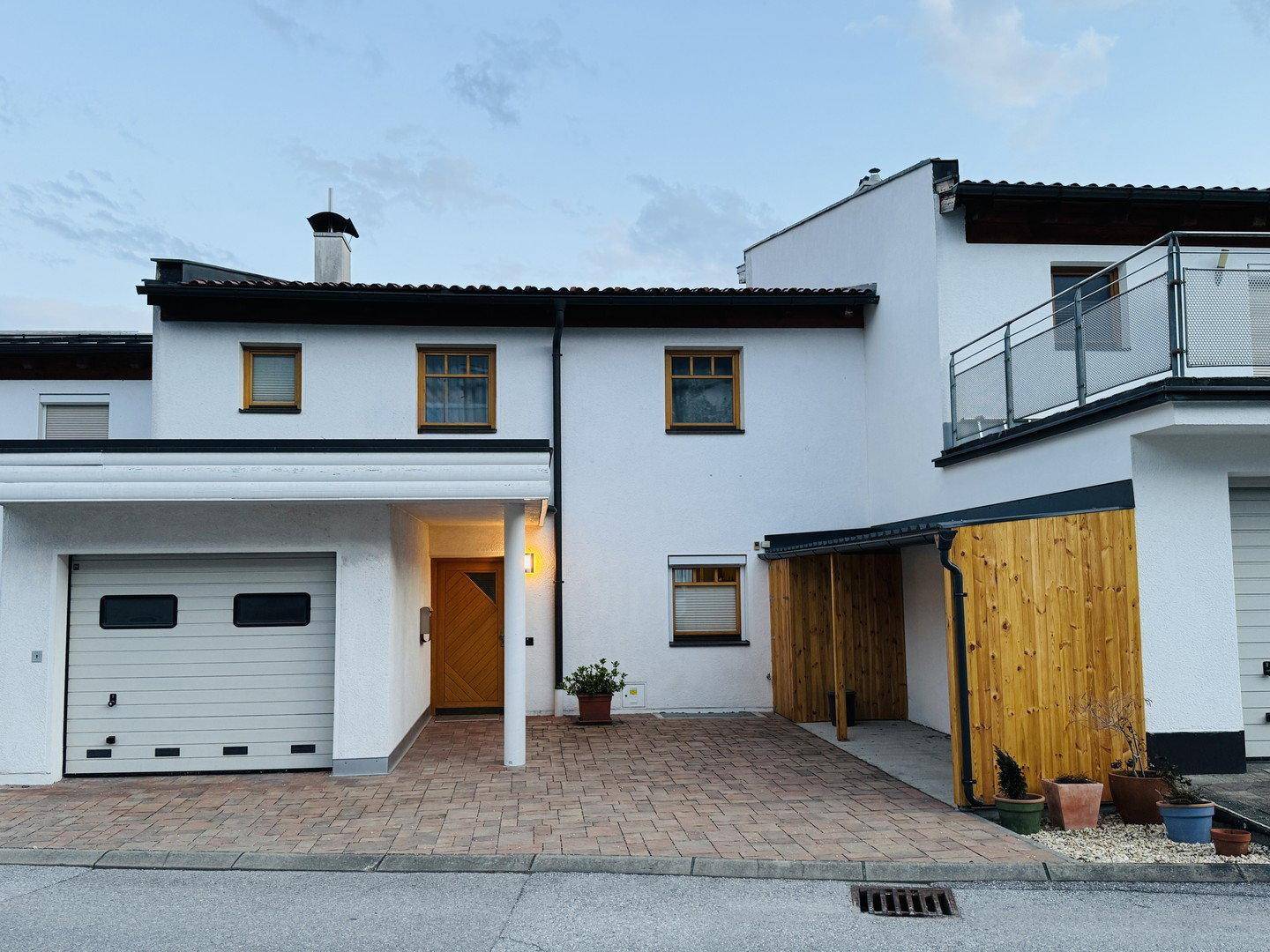 Garage und Vorplatz