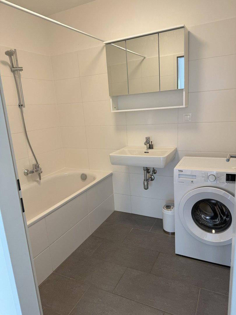 Badezimmer mit Wanne und Wasch