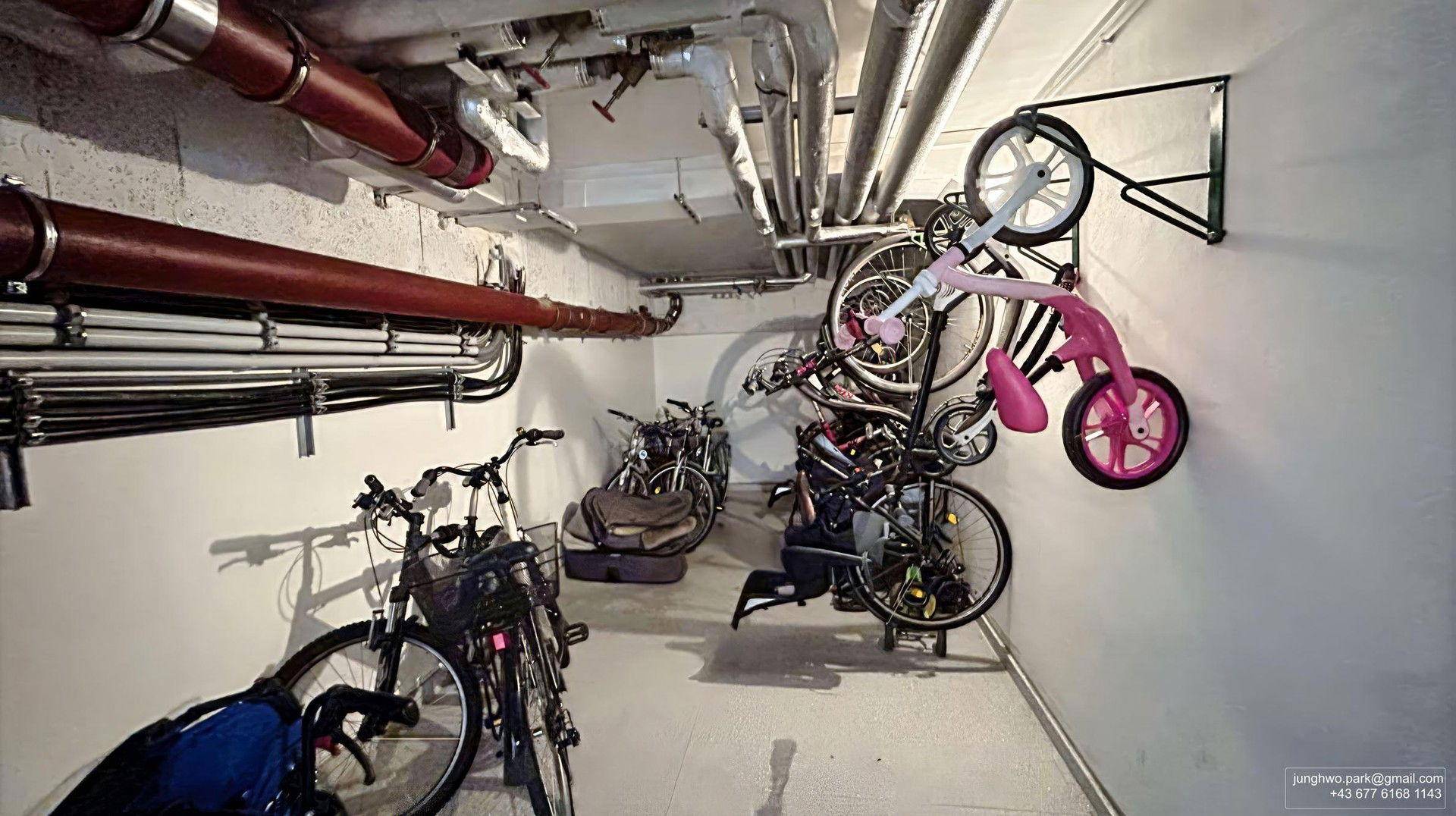 Kinderwagen und Fahrradraum