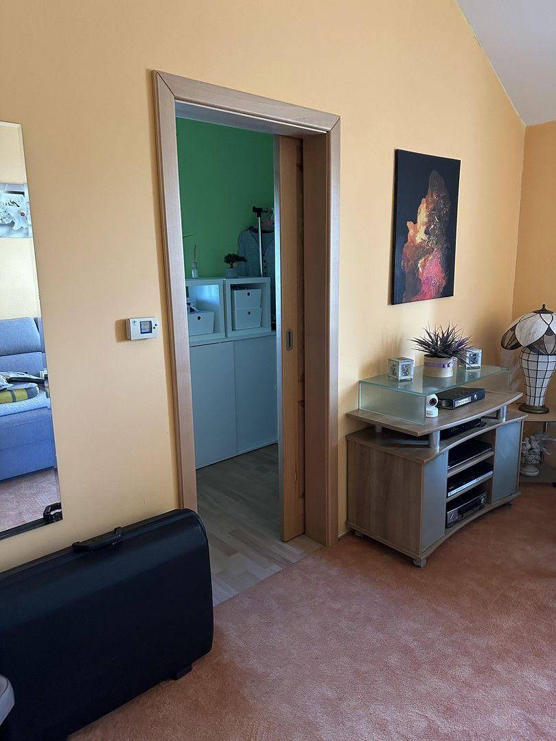 Zimmer mit begehbaren Schrank
